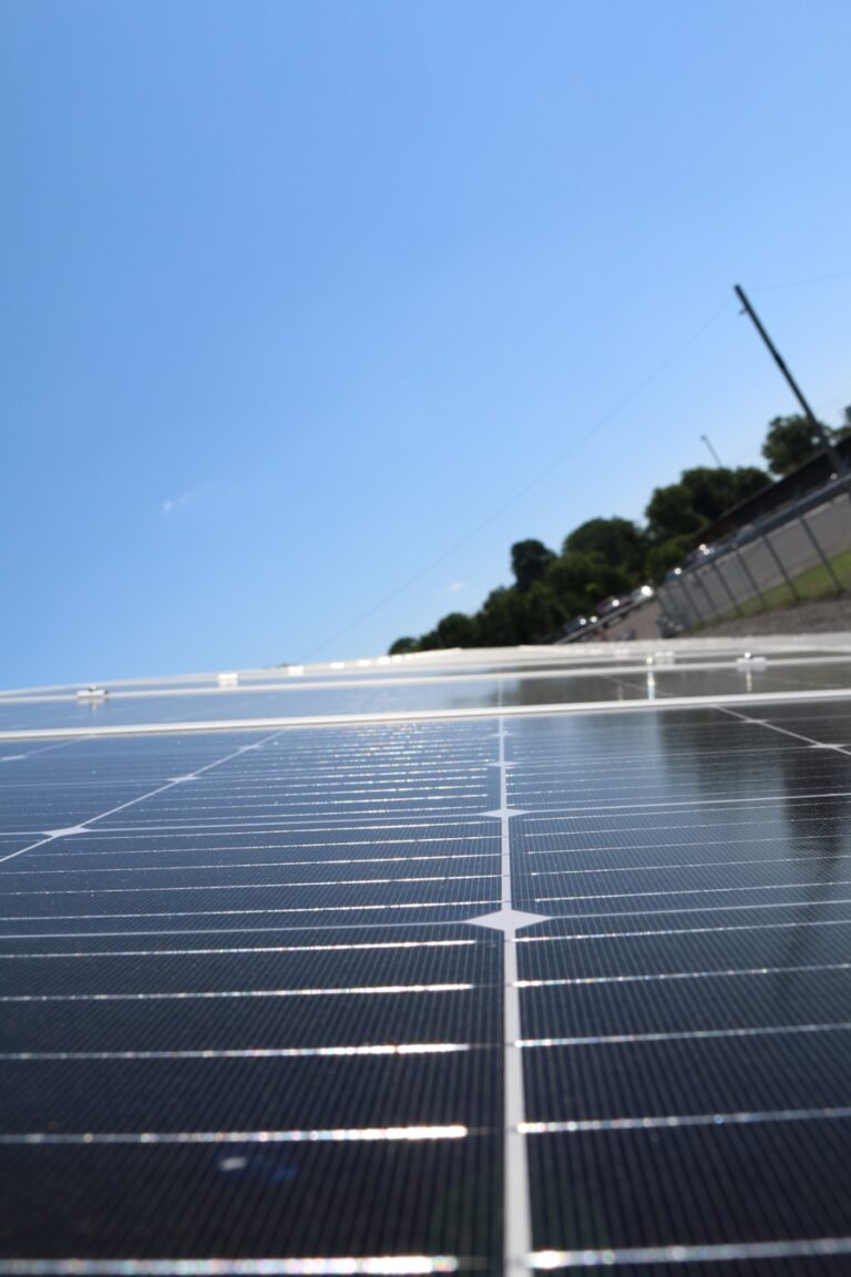 Czy warto inwestować w panele fotowoltaiczne? Korzyści i koszty Photo "Is it worth investing in photovoltaic panels? Benefits and costs"