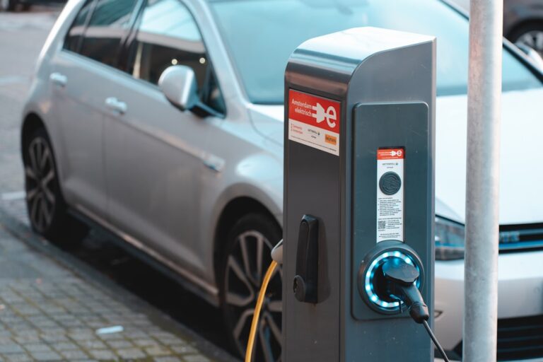 Domowe stacje ładowania samochodów elektrycznych – co warto wiedzieć? Photo Charging station